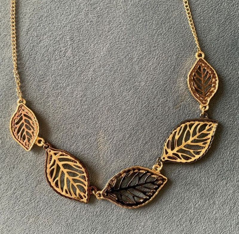 5 Leaves Neckpiece from USA 🇺🇸