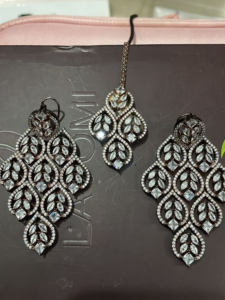 AD Broad Earrings With Mang Tika