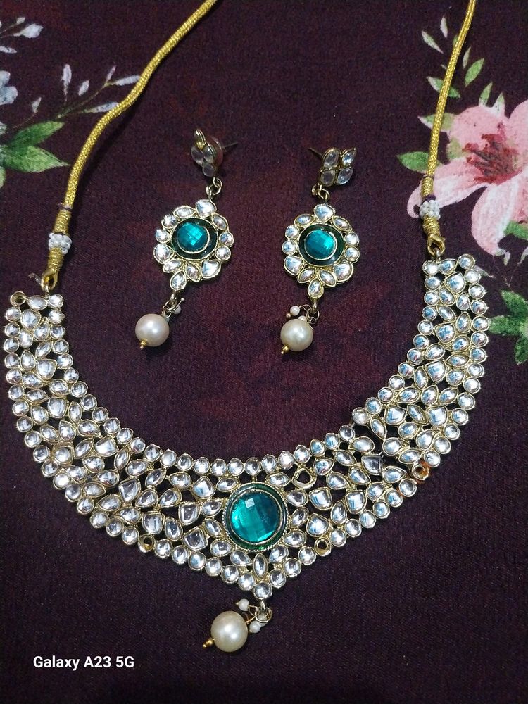 Sot jewellery set with earnings