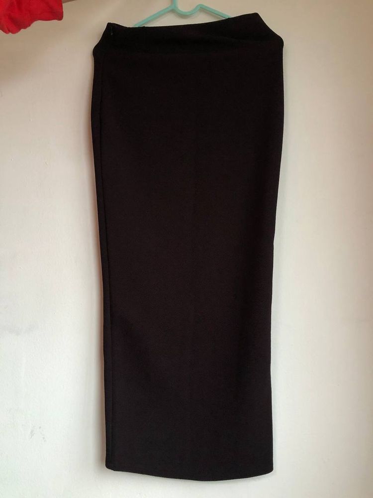 Black Solid Stretchable Midi Skirt