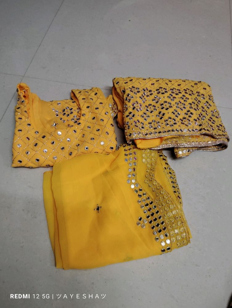 Chikne Kari Kurti Sarara Set