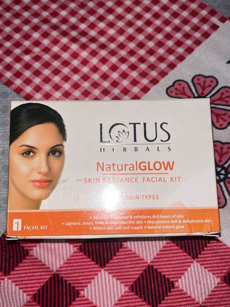 Lotus Herbal Natural Glow Skin Radiance Facial Kit