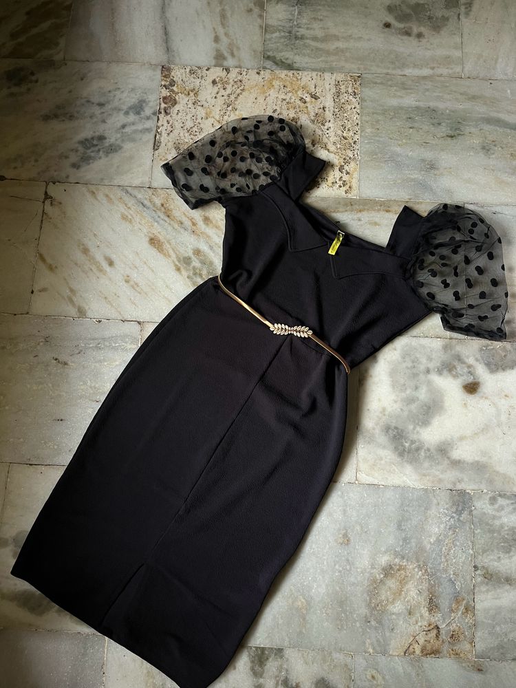 Black bodycon dress with puff sleeves