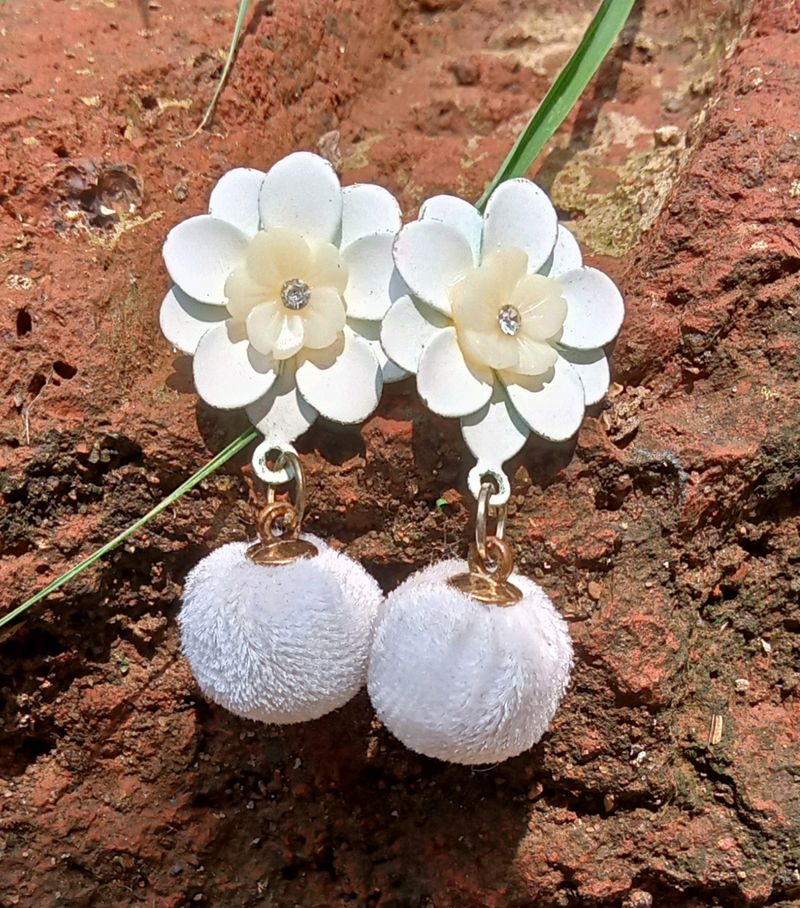 Gorgeous White Flower Earings