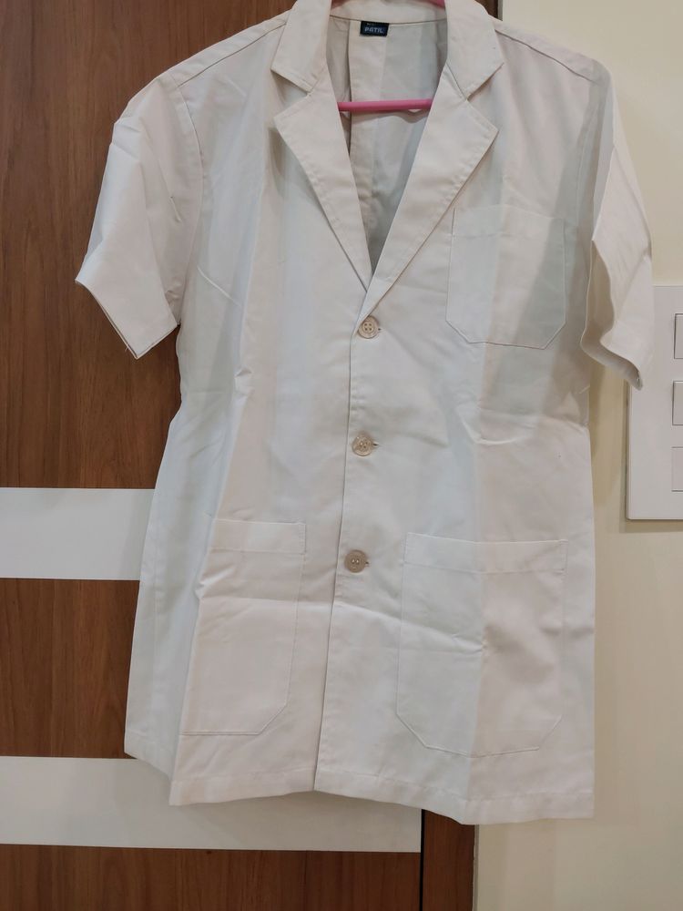 White Apron /Lab Coat With Collar And Pockets