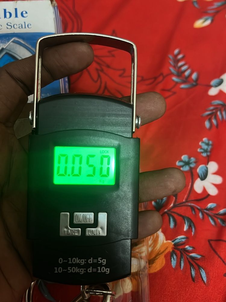 Portable electronic scale with battery