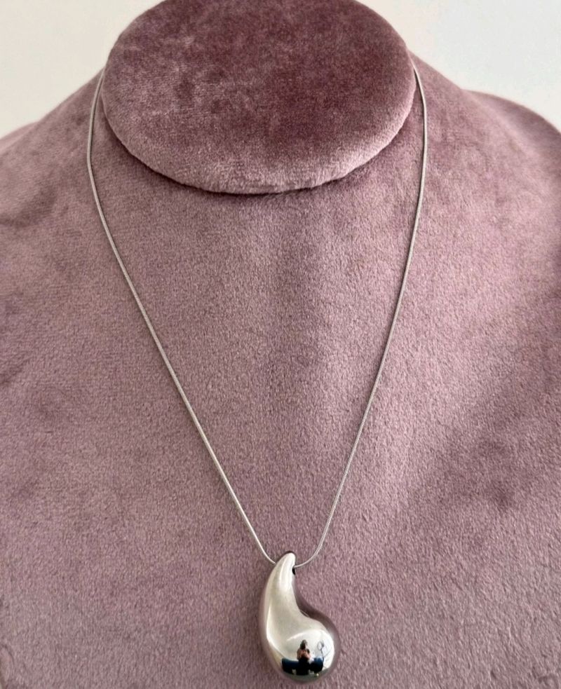 Tear Drop Silver Chain Pendant..