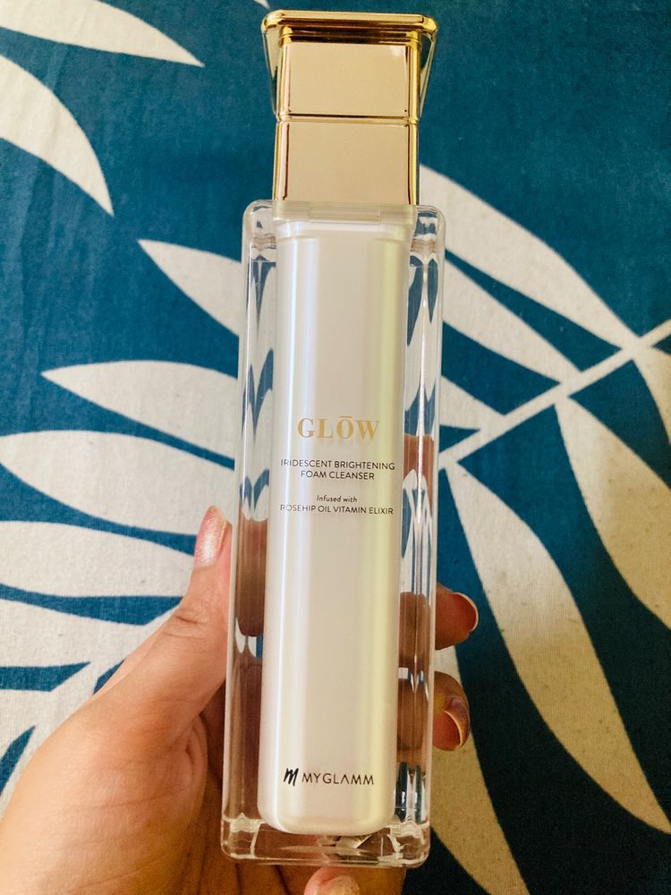 Glow Iridescent Brightening Form Cleanser