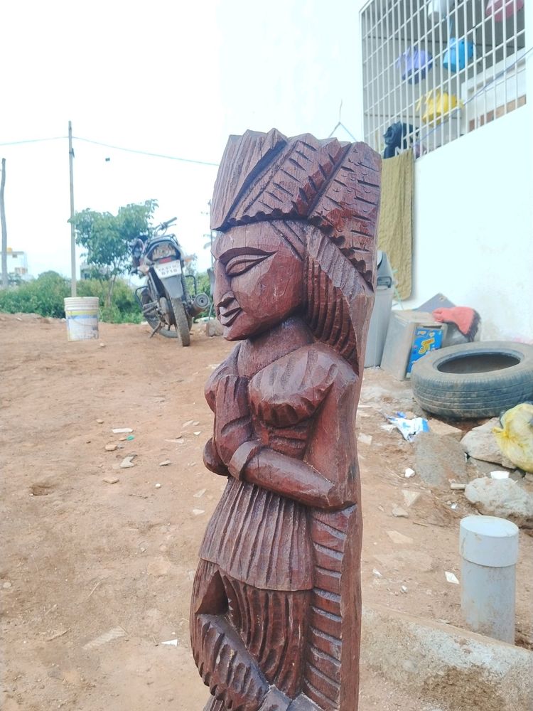 Wooden Work Welcome PoseStatue