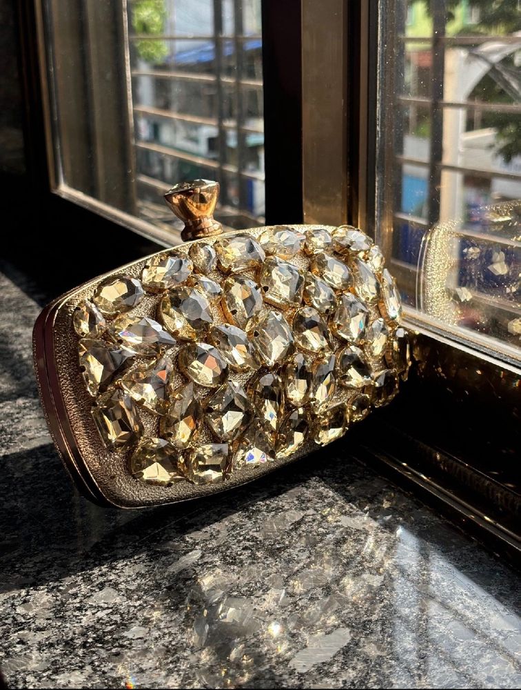 GOLDEN FESTIVE SLING BAG