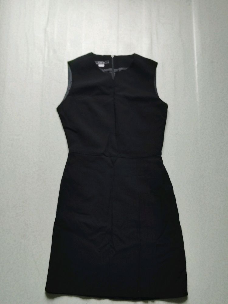 Black Sleeveless Fitted Dress