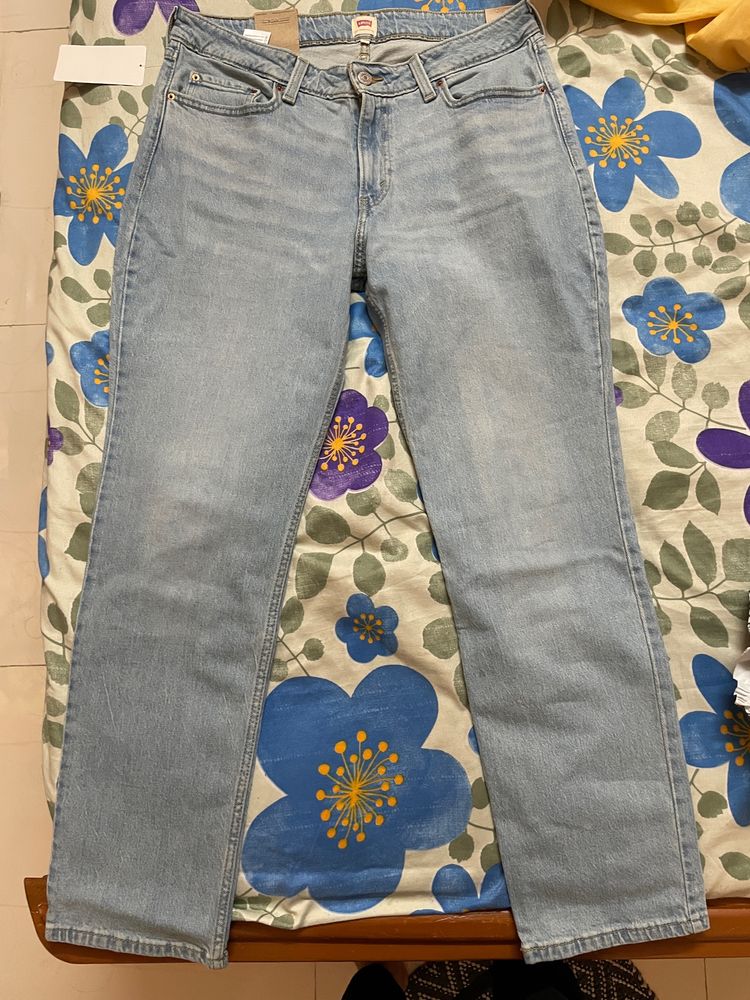 Levis Low Pitch Straight Heavily Washed Jeans