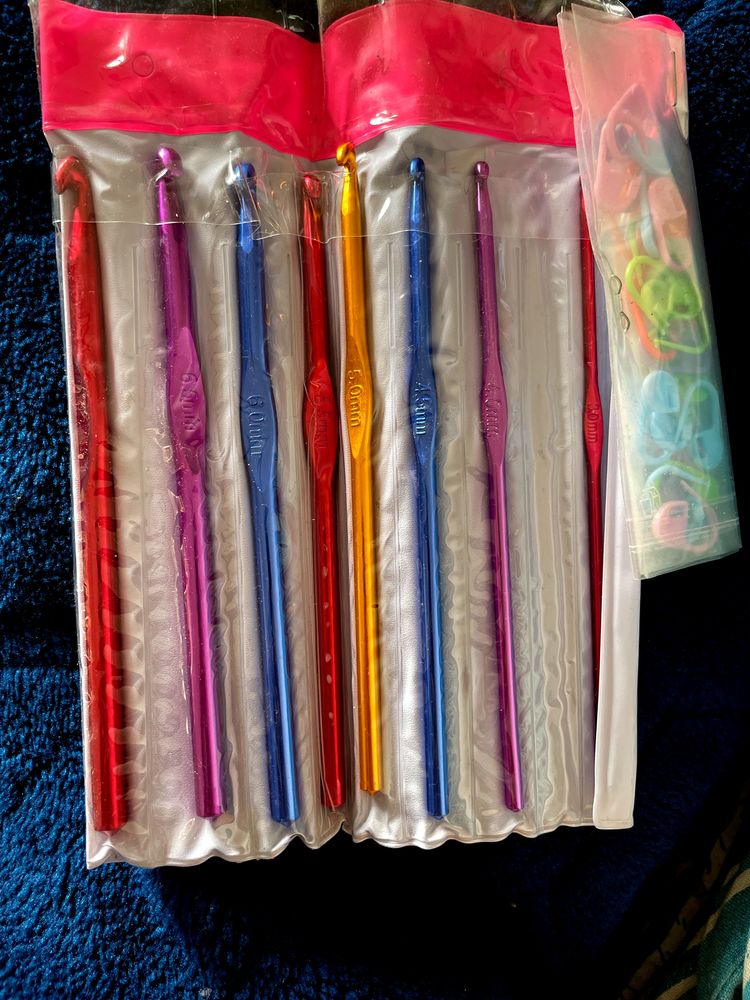 Crocheting Knitting Needles with Clips