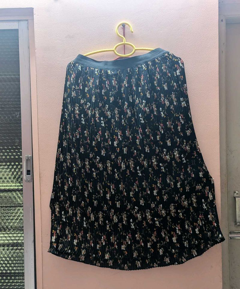 Black Pleated Floral Skirt From Luchky Charm💕💖