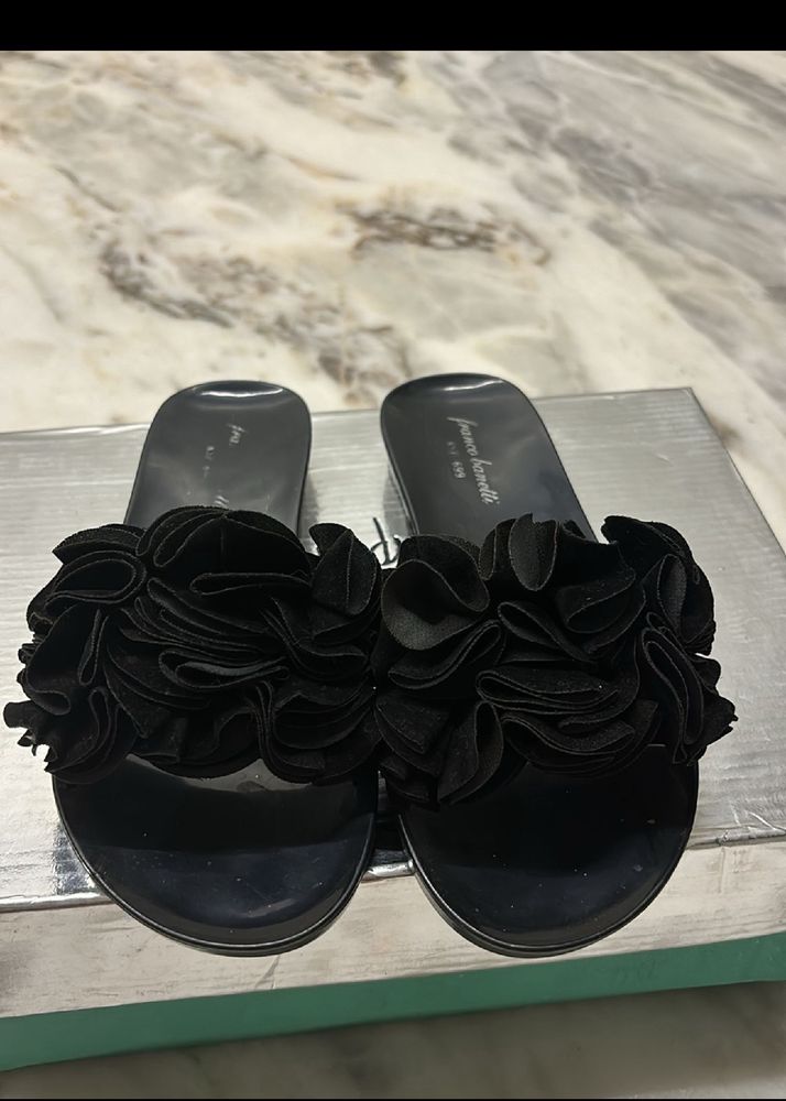 New Blck Slipper Selling Due To Size Issue