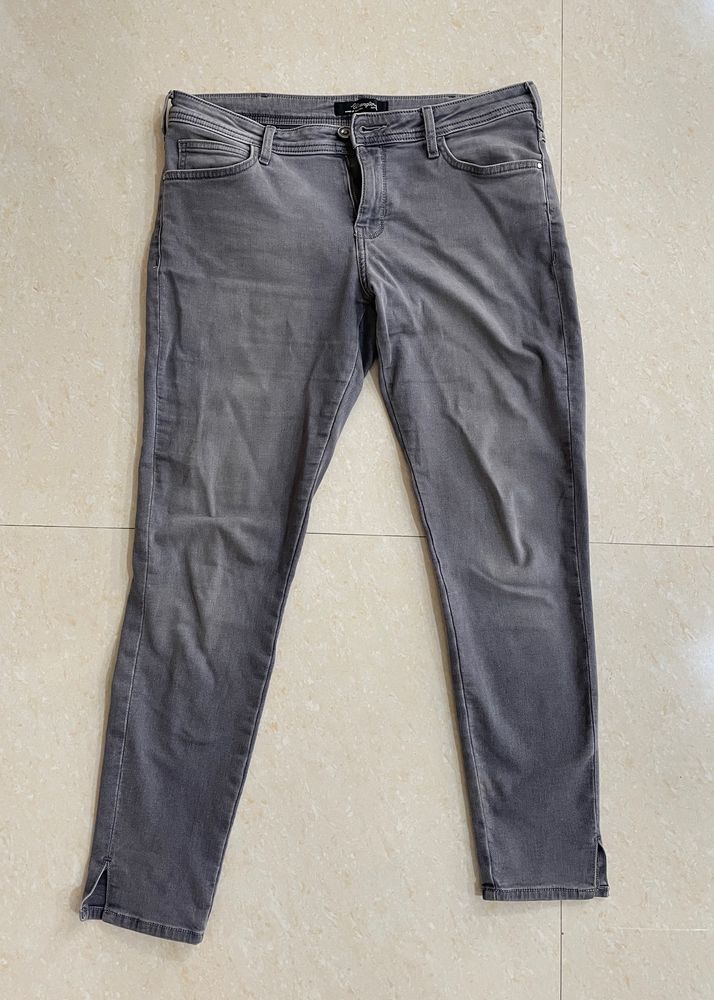 Grey Jeans - Wrangler, Size 32