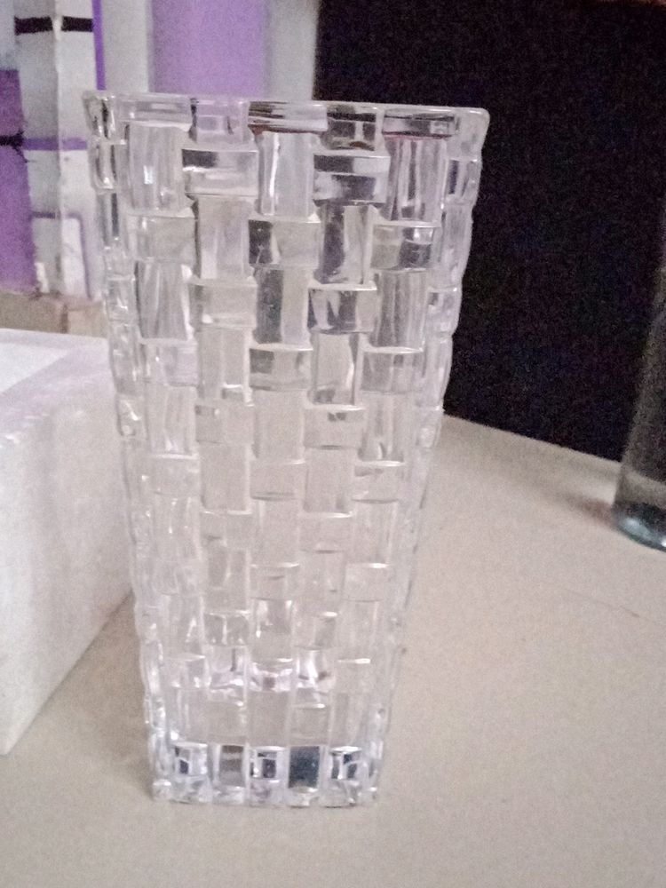 HEAVY FLOWER VASE MADE OF GLASS