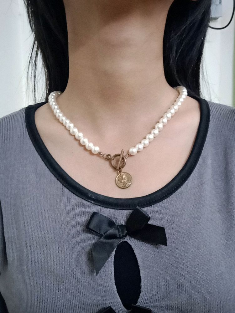 white pearl necklace