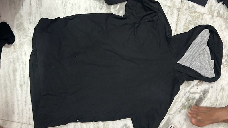 BLACK T SHIRT LOKING