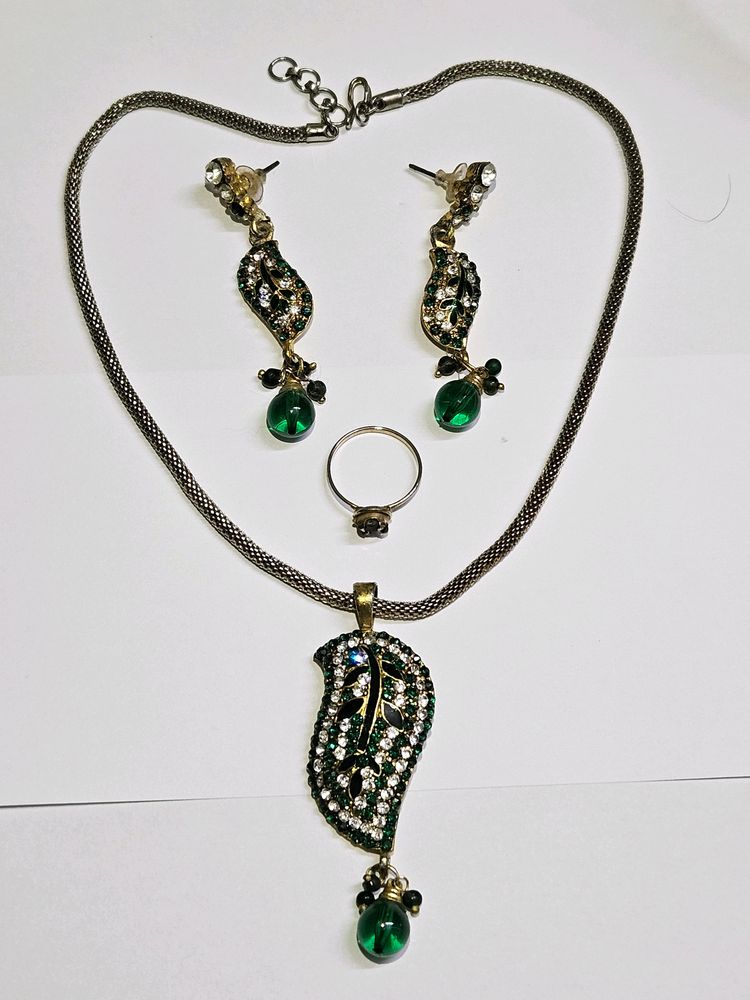 JEWELLERY SET WITH MATCHING EARRINGS AND RING💚💚