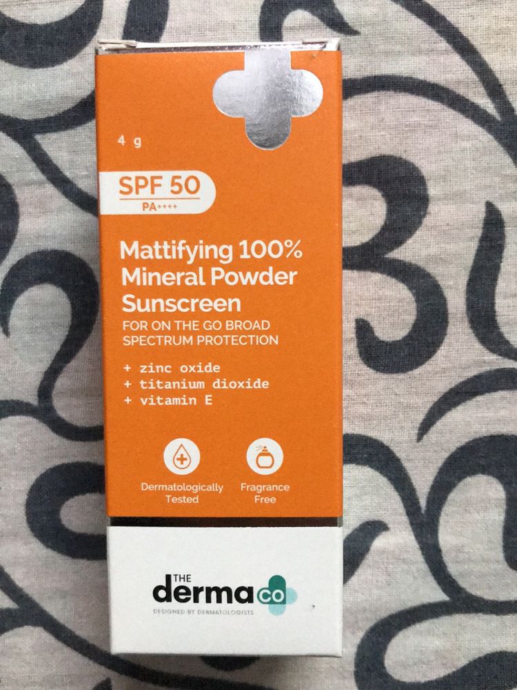 The Derma Co Mattifying 100%  Powder Sunscreen