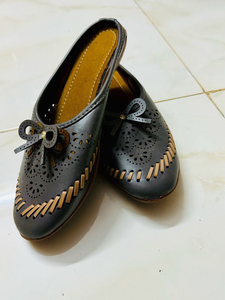 Women Mojris Flats