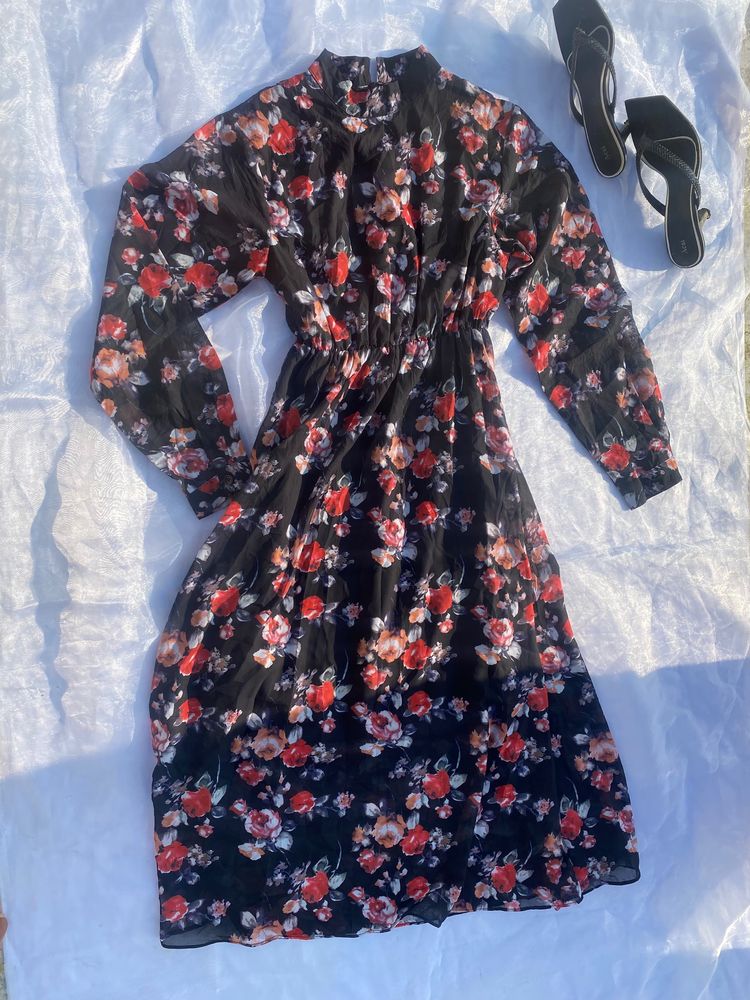 Black Floral Midi Dress 🤍