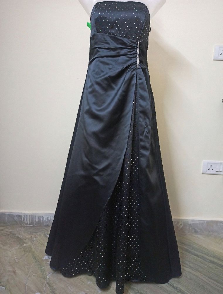 Woman Partywear Gown #dress #gown #blackdress