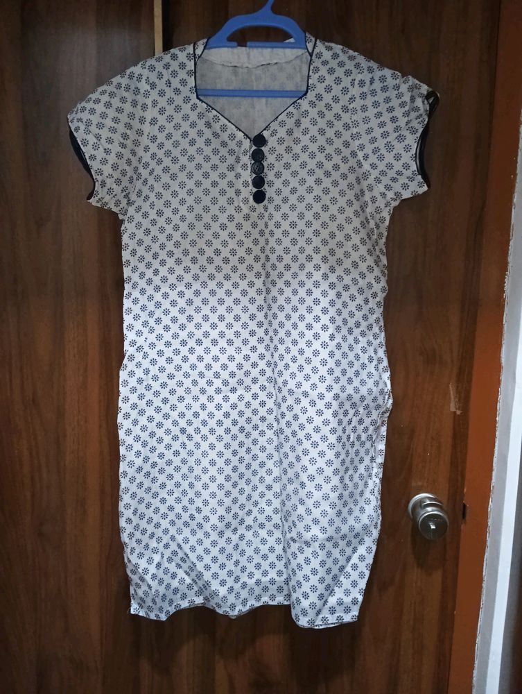 A Stitched White Kurta With Collar and Buttons