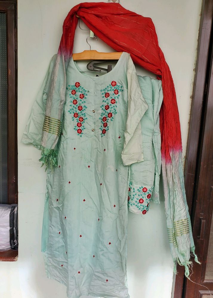 KURTHI SET IN A BEAUTIFUL CONDITION 😍 FLOWERS EMB