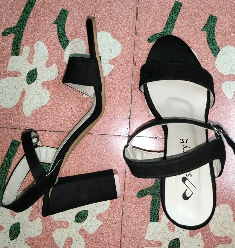 Brand New Classic Black Heels Size UK-4