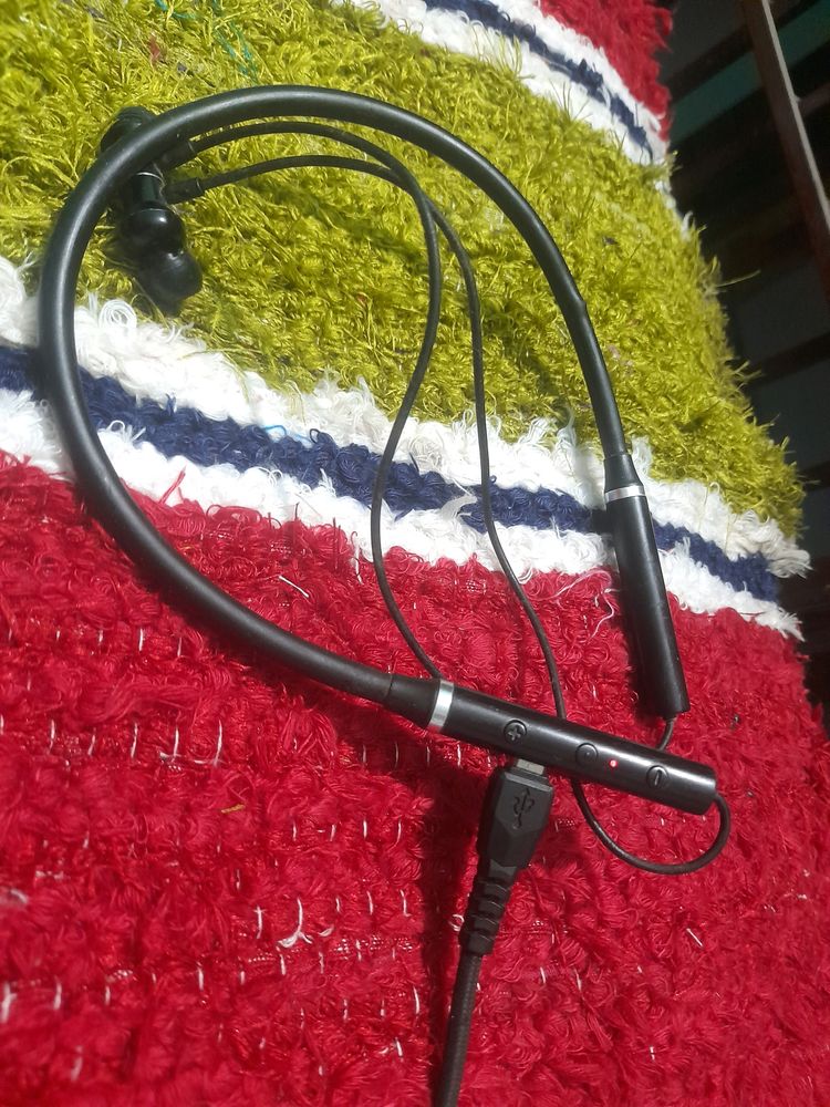 Neckband in Working Condition