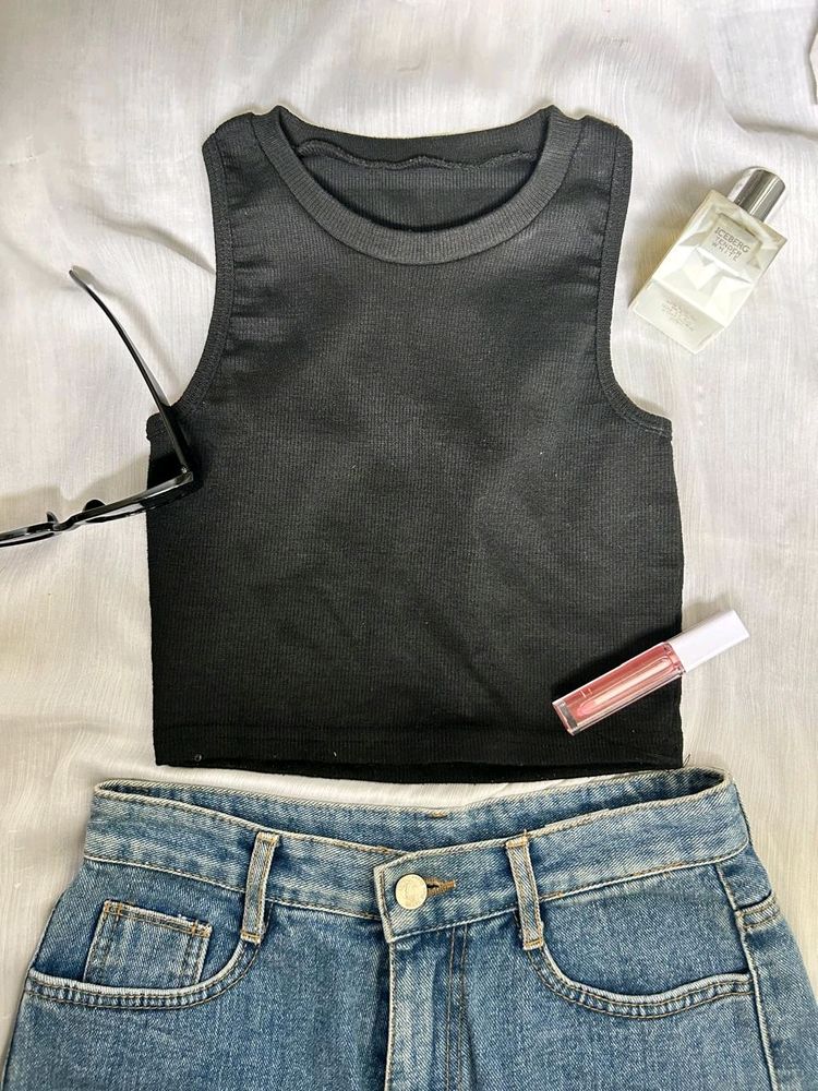 Basic black tank top🧋