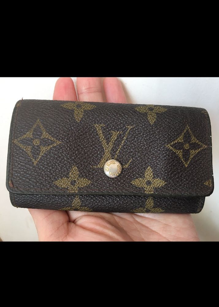 Imitation Leathered Louis Vuitton Chain Holder