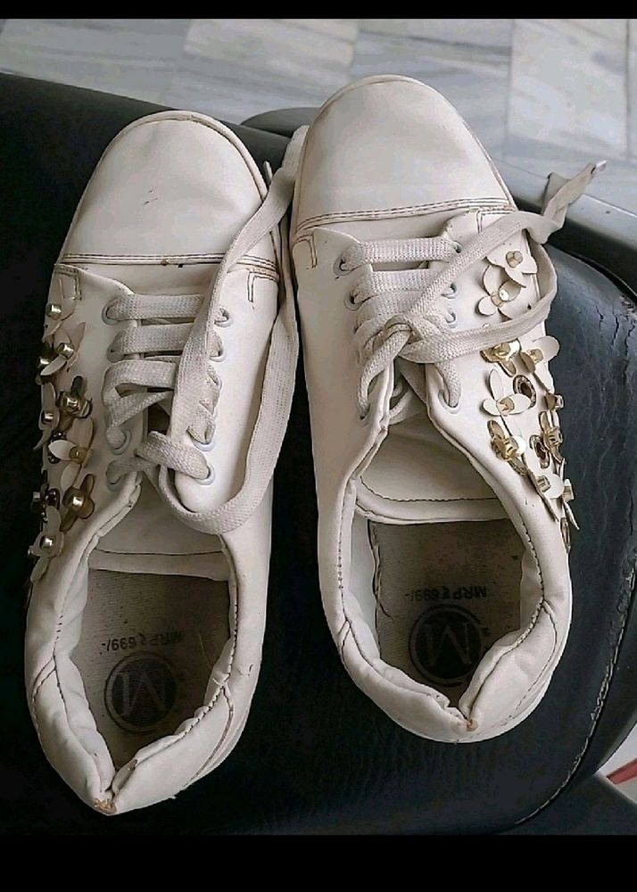 White canvas shoes for relax walk