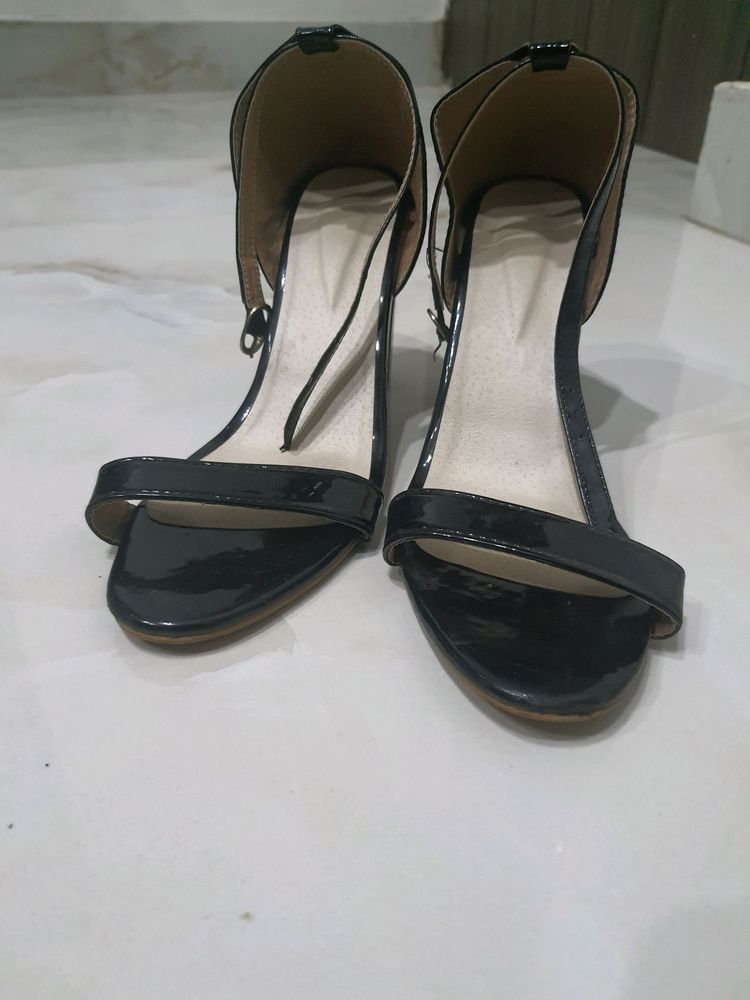 black colur heel