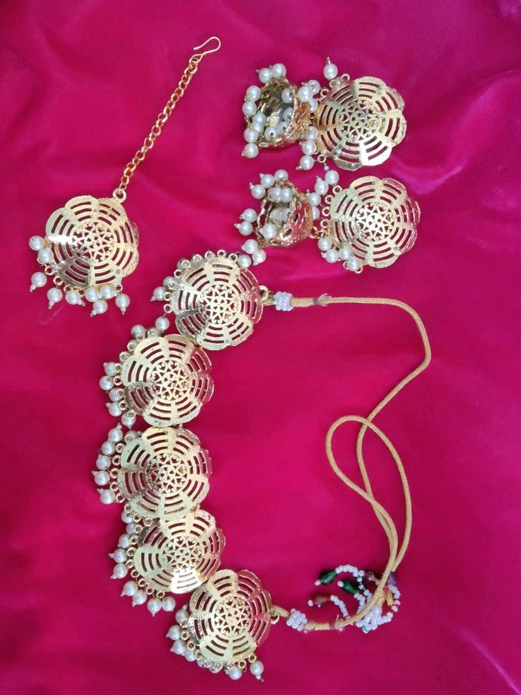 Gold And Pearl Jewellery Set With Tikka