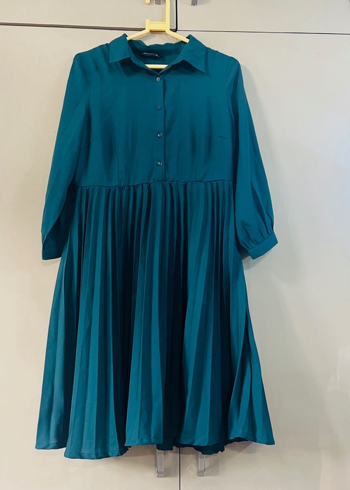 Dress with pleated pattern