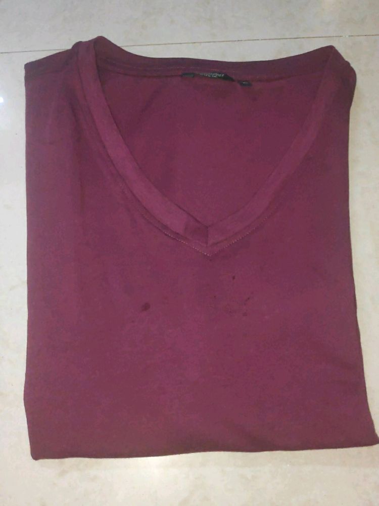 burgundy T shirt