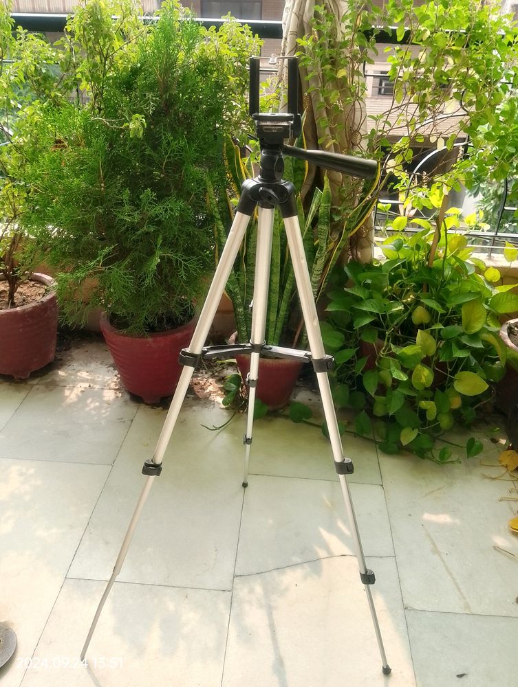 HIGH QUALITY TRIPOD STAND