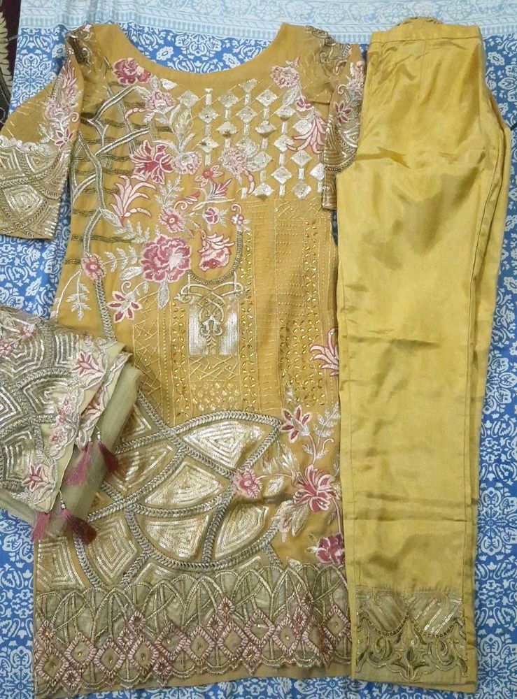 Beautiful 😍 Pakistani Embroided Suit 🤎