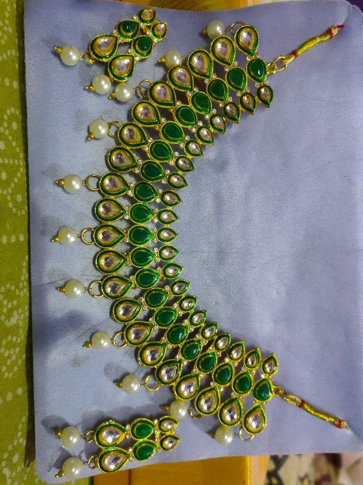 I M Selling A Beautiful Green Necklace