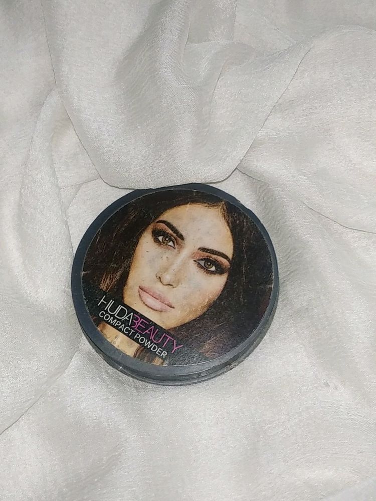 Huda Beauty Compact