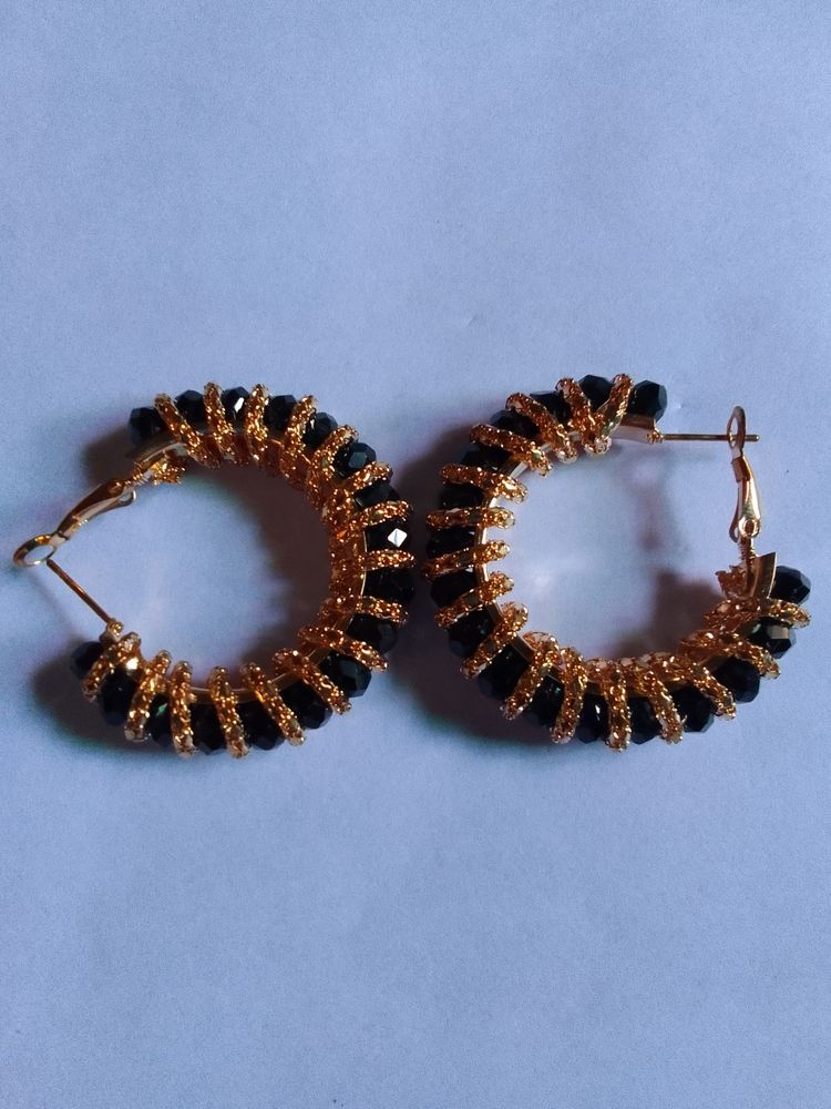 Golden Black Round Shape Earings