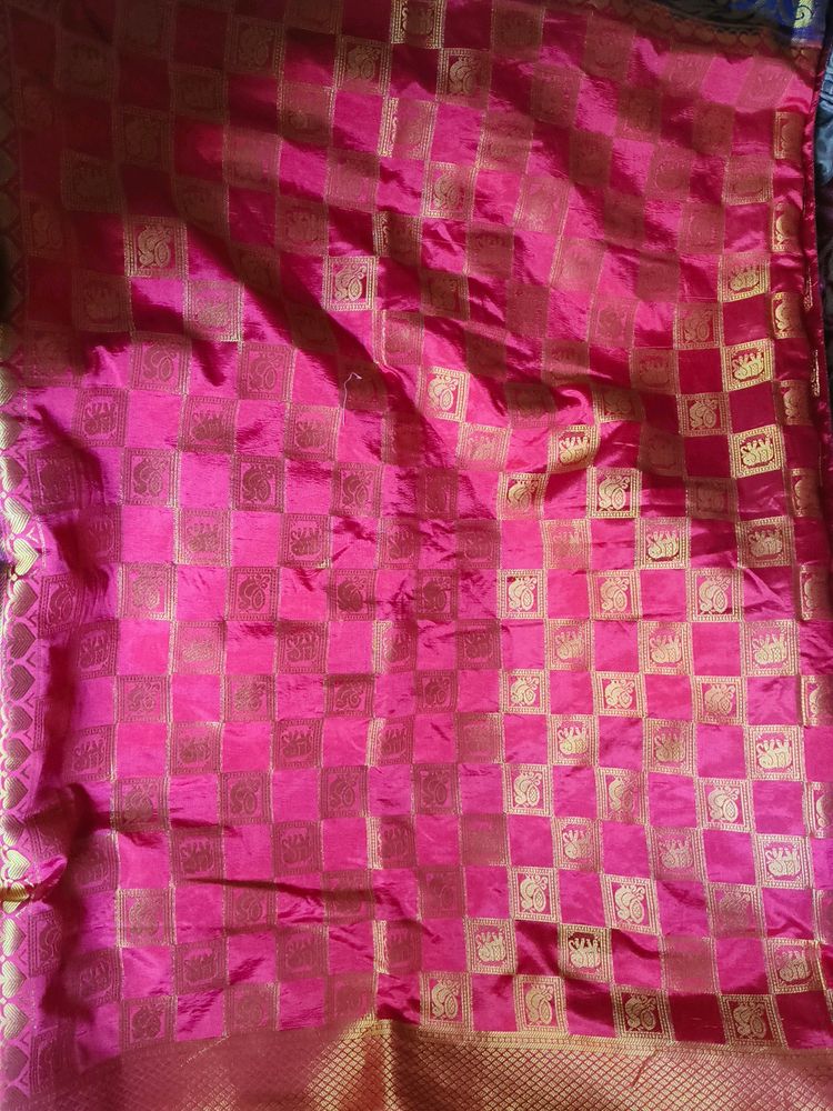 Rose Coloured Checks Saree With Blue Colour Border