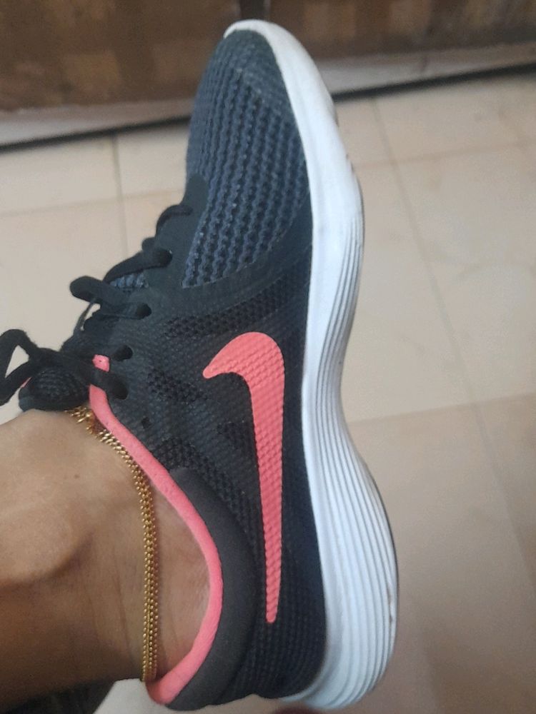 NIKE BLACK SHOE