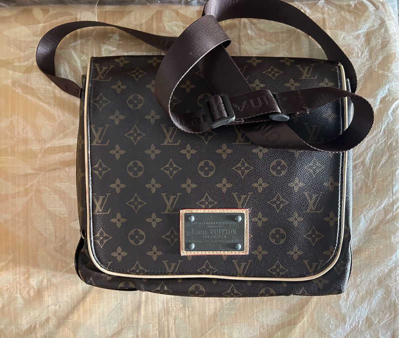 LOUIS VUITTON MONOGRAM PRINT MESSENGER BAG