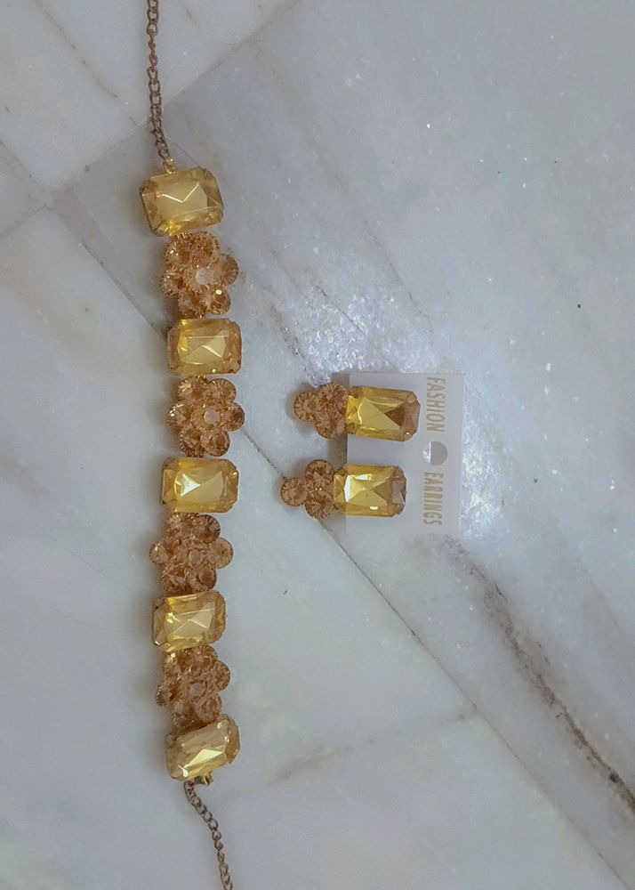 Golden Stone Choker With Tops