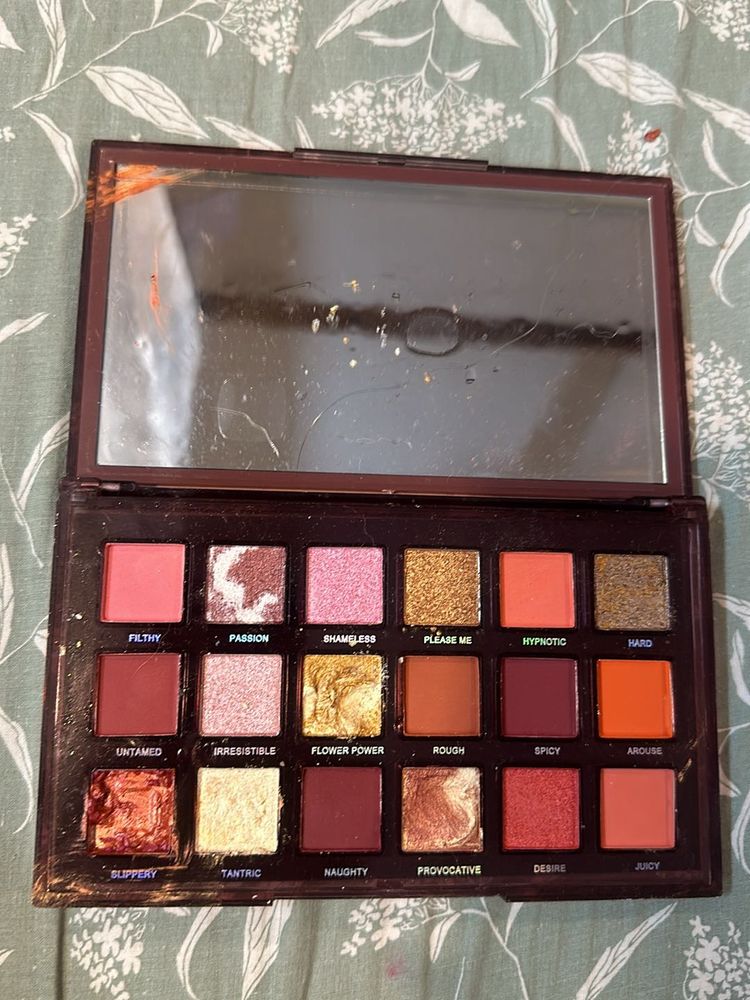 Huda Beauty Naughty Nude Eyeshadow Palette