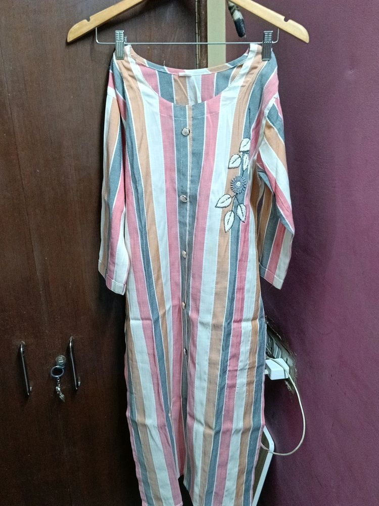 Medium Size Kurta With 3/4th Sleeves Single Kurta